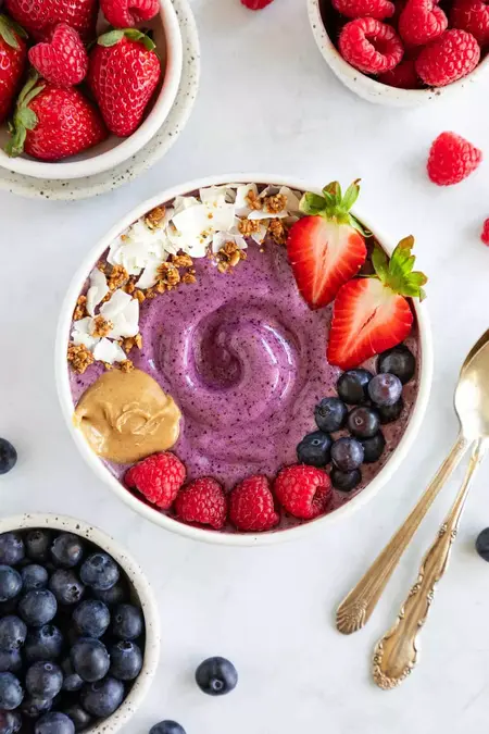 How to Make a Smoothie Bowl with Berries