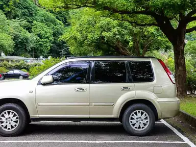 Daun Mobil Musim Hujan: Bahaya & Cara Bersihkan!