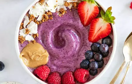 How to Make a Smoothie Bowl with Berries