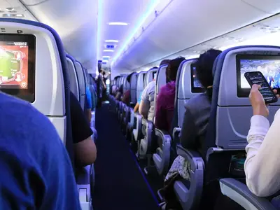 Rahasia Tirai Pemisah Pesawat: Fungsi dan Sejarahnya