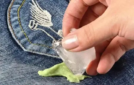 How to remove chewing gum from clothes
