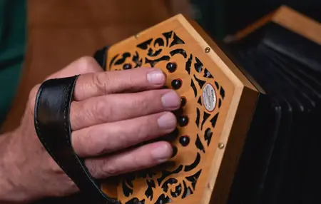 How to Learn to Play the Concertina