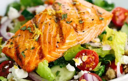 How to Make a Delicious Salad with Grilled Salmon