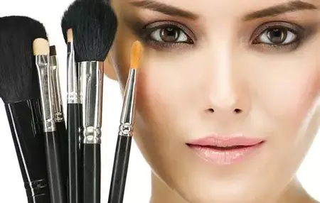How to Use a Makeup Brush
