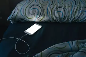 Bahaya Ponsel di Bawah Bantal: Tidur Lebih Sehat & Aman