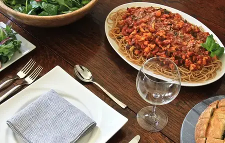 How to Create a Budget-Friendly Dinner Party