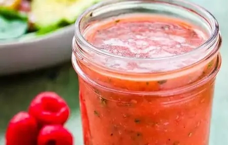 How to Make a Salad with Raspberry Vinaigrette