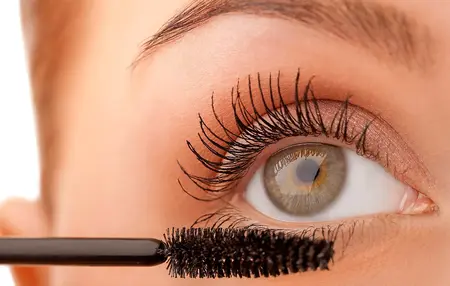 How to Use a Mascara Wand