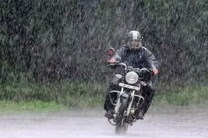 Membersihkan Motor Setelah Hujan: Tips & Trik Agar Tetap Kinclong