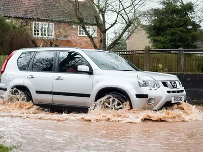 Mobil Bekas Banjir? Hindari! Tips Membeli Mobil Bekas Budget Terbatas