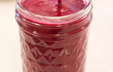 How to Make a Salad with Blueberry Vinaigrette