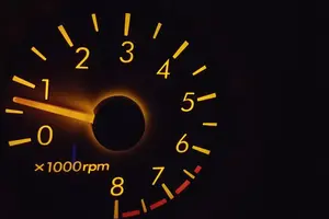 Mobil Tersendat RPM Rendah? Solusi dan Penyebabnya!