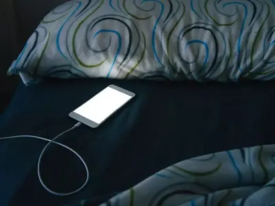 Bahaya Ponsel di Bawah Bantal: Tidur Lebih Sehat & Aman