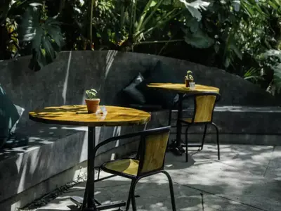 Bron Cafe Renon: Oasis Tenang di Denpasar untuk Kerja & Bersantai