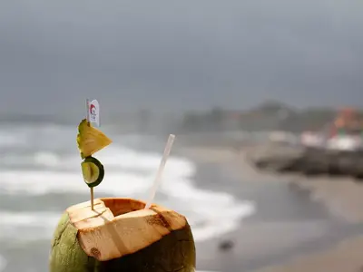 Air Kelapa: Manfaat, Konsumsi Aman, dan Siapa yang Perlu Berhati-hati