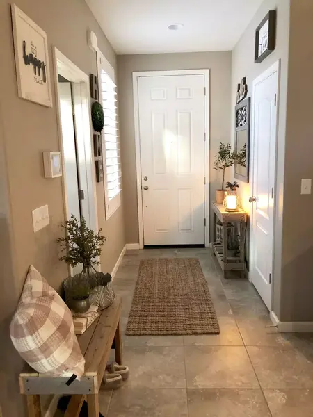 How to Decorate a Entryway