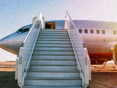 Kenapa Penumpang Pesawat Selalu Naik dari Sisi Kiri? Alasan Keamanan & Logistik