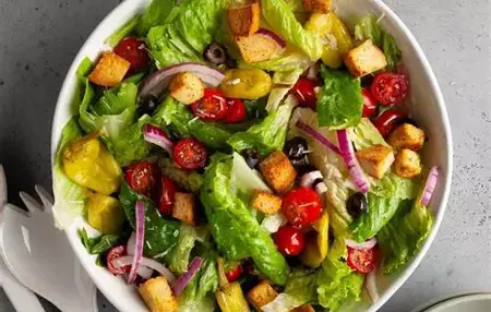 How to Make a Delicious Salad with Steak