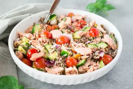 How to Make a Salad with Quinoa and Salmon