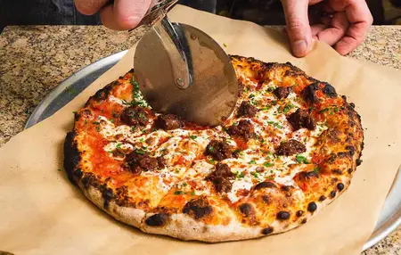 How to Use a Pizza Oven to Make Pizza