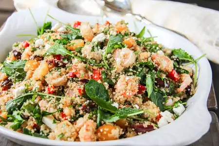 How to Make a Salad with Quinoa and Shrimp