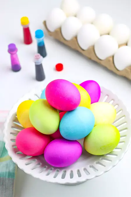 How to Dye Easter Eggs