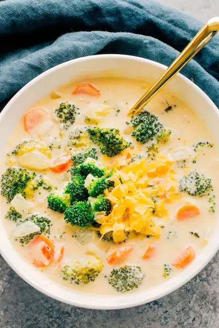 How to Make a Soup with Broccoli and Cheese