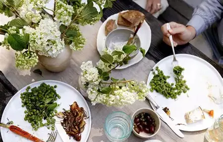 How to Plan a Dinner Party