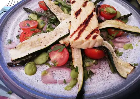How to Make a Delicious Salad with Grilled Halloumi