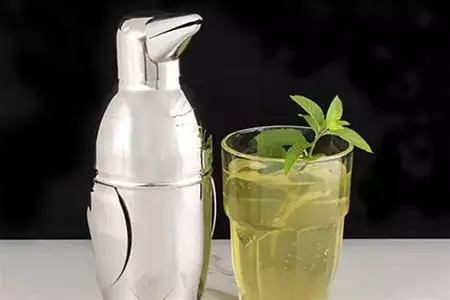 How to Make a Cocktail Using a Cocktail Shaker