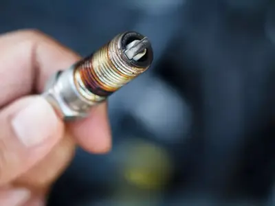 Ganti Busi Mobil? Kenali 5 Tanda Ini!