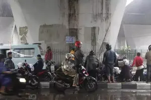Tips Aman Berteduh Hujan Deras untuk Pengendara Motor