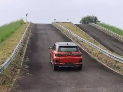 Mengemudi Mobil Matic Tanjakan: Tips Aman Libur Nataru