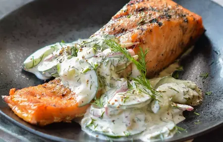 How to Make a Delicious Salad with Grilled Salmon