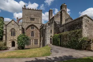 Biara Buckland: Misteri Hantu & Sejarah di Devon