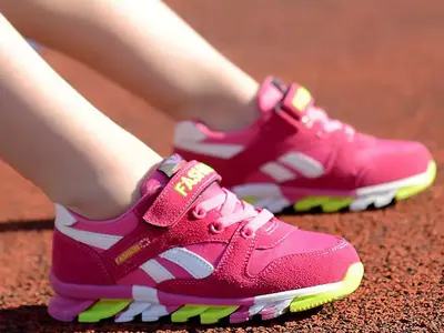 5 Rekomendasi Sepatu Sneakers Terbaik untuk Anak Laki-Laki