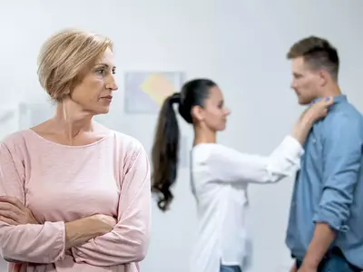 Tinggal Serumah Mertua? Tips Harmonis & Bahagia!