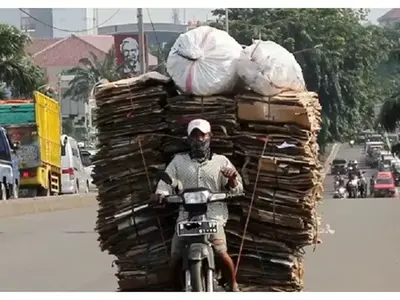 Bahaya Beban Berlebih di Motor: Keselamatan Berkendara Terancam!