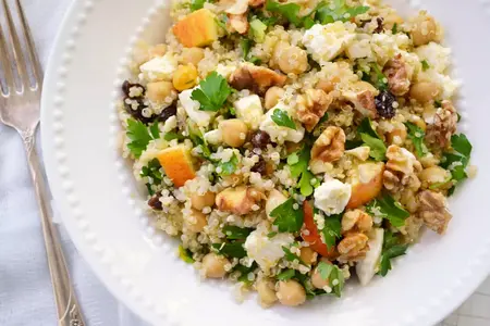 How to Make a Salad with Quinoa and Chickpeas