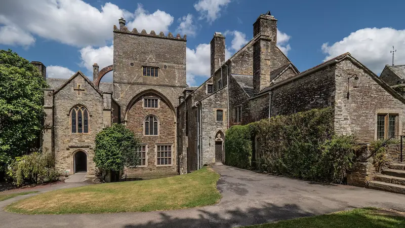 Biara Buckland: Misteri Hantu & Sejarah di Devon